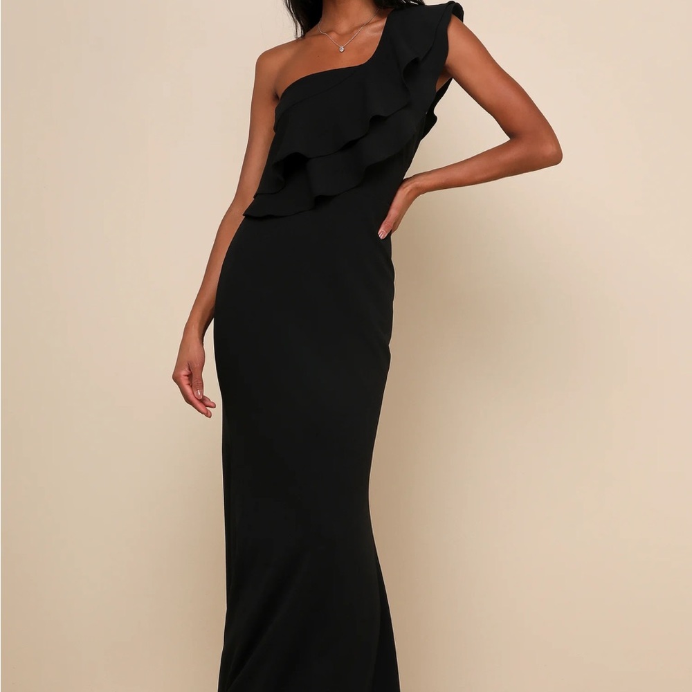 Lulu’s black one-shoulder mermaid maxi dress